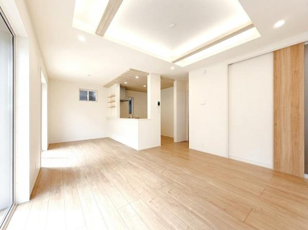 横浜市旭区今宿南町の新築一戸建の居間・リビング|明るいLDK！！
陽当たり良好です。
