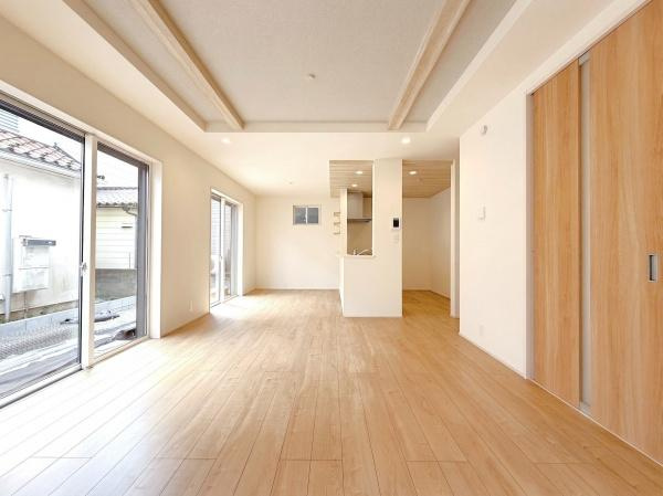 横浜市旭区今宿南町の新築一戸建の居間・リビング|家族が自然と集まるリビングは
落ち着きのある空間です♪