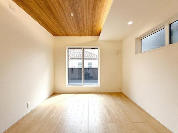 横浜市旭区今宿南町の新築一戸建の洋室|広さも十分で窓からの光が嬉しい洋室です。
