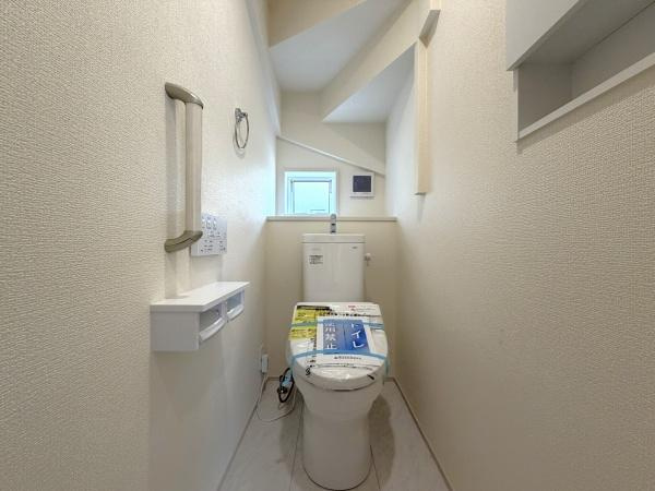 横浜市旭区今宿南町の新築一戸建のトイレ|清潔感のある内装のすっきりとしたデザインのトイレです。
水周りが綺麗だと安心ですね。
