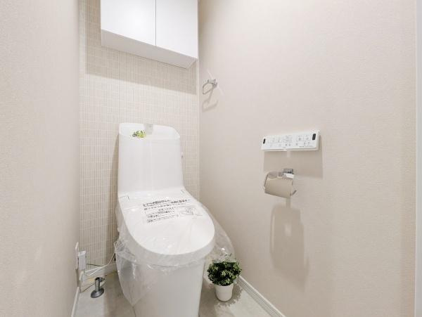 レクセル新子安のトイレ|清潔感のある内装のすっきりとしたデザインのトイレです。
水周りが綺麗だと安心ですね。
