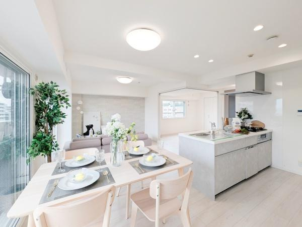 レクセル新子安の居間・リビング|対面式のキッチンはお料理中でも家族とのお話も弾みます。
