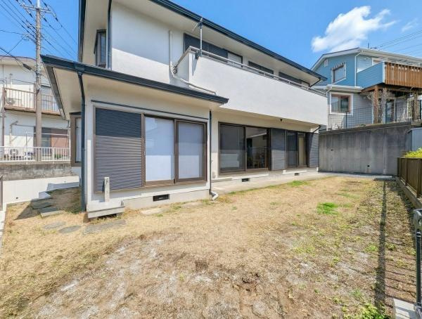 横浜市金沢区富岡西３丁目の中古一戸建の庭|荷物を置くのもよし！お好きなお花を置いてみるのもよし！
色々な用途で使えるスペースです。