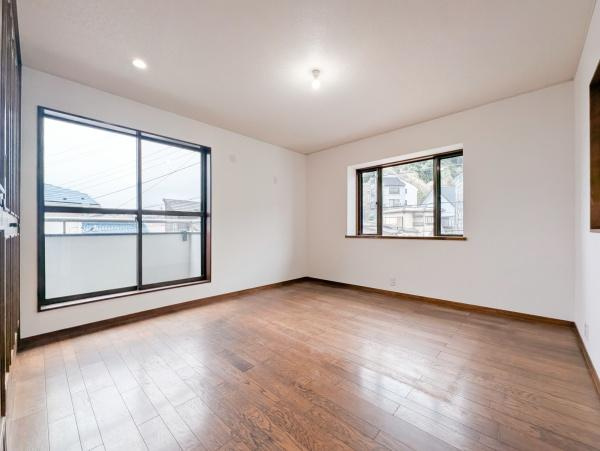 横浜市金沢区富岡西３丁目の中古一戸建の洋室|窓からの光が嬉しい洋室です。
収納もあり、荷物が多い方にも安心です♪