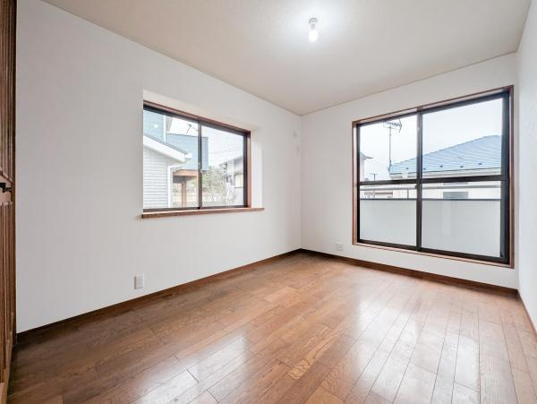 横浜市金沢区富岡西３丁目の中古一戸建の洋室|二面採光の明るく、落ち着きのある洋室！
休日はこちらでおくつろぎ下さい♪