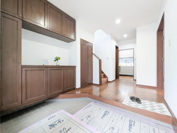 横浜市金沢区富岡西３丁目の中古一戸建の玄関|この明るい玄関が気持ちよく迎え入れてくれます。