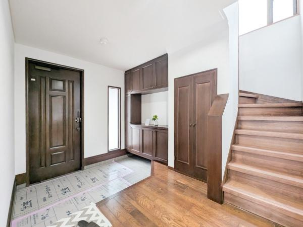 横浜市金沢区富岡西３丁目の中古一戸建の玄関|収納豊富な玄関です。
ゆったりとした空間です！