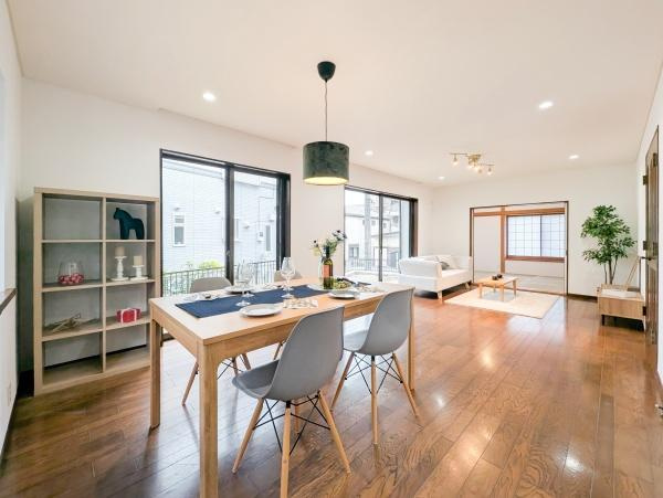 横浜市金沢区富岡西３丁目の中古一戸建の居間・リビング|自慢したくなるリビング！
形も良く家具の配置にも困りません。
