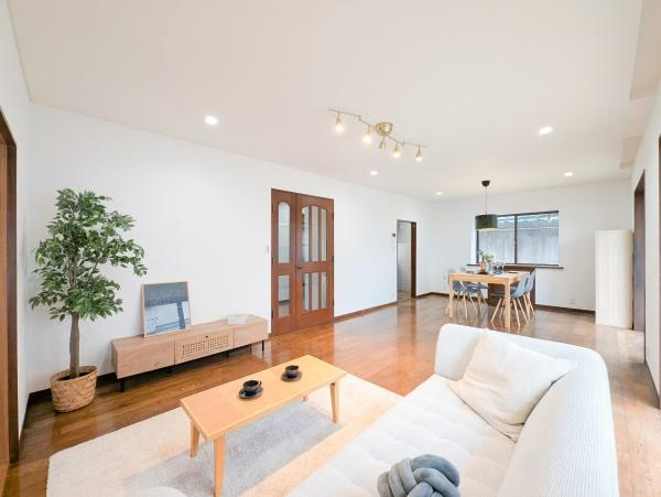 横浜市金沢区富岡西３丁目の中古一戸建の居間・リビング|窓からは明るい光が差し込みます！
電気をつけなくても明るいです。