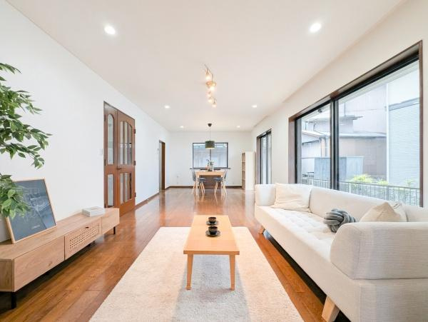 横浜市金沢区富岡西３丁目の中古一戸建の居間・リビング|窓からは明るい光が差し込みます！
電気をつけなくても明るいです。