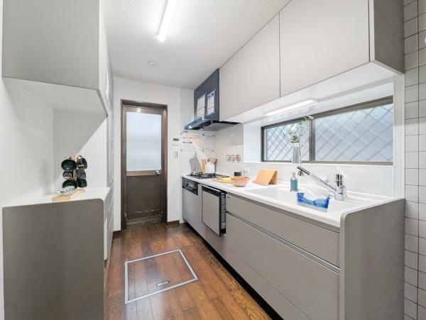 横浜市金沢区富岡西３丁目の中古一戸建のキッチン|食洗器付きなのは家事の負担を軽減してくれる嬉しいポイント♪
広々としたキッチンはお子様と並んでお料理できます。