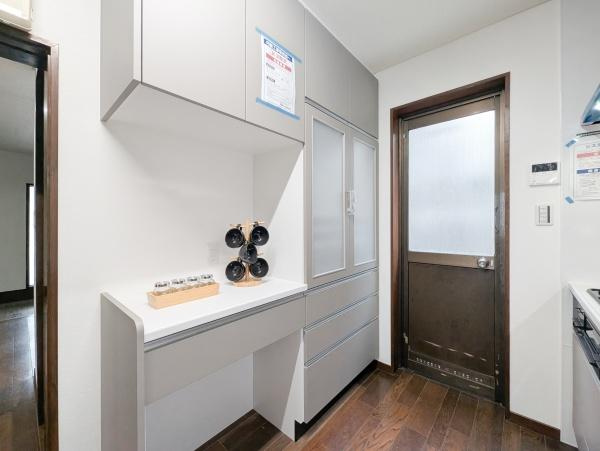 横浜市金沢区富岡西３丁目の中古一戸建のキッチン|収納豊富なキッチン。
ここまで収納スペースがあるとキッチン周りをきれいに保てますね！