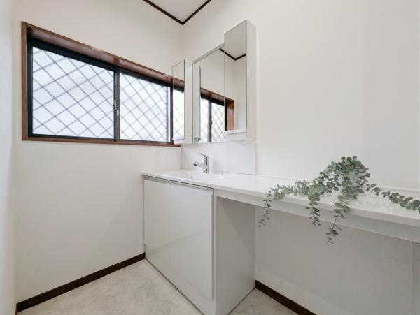 横浜市金沢区富岡西３丁目の中古一戸建の独立洗面台|広々とした洗面室には三面鏡付き独立洗面台！