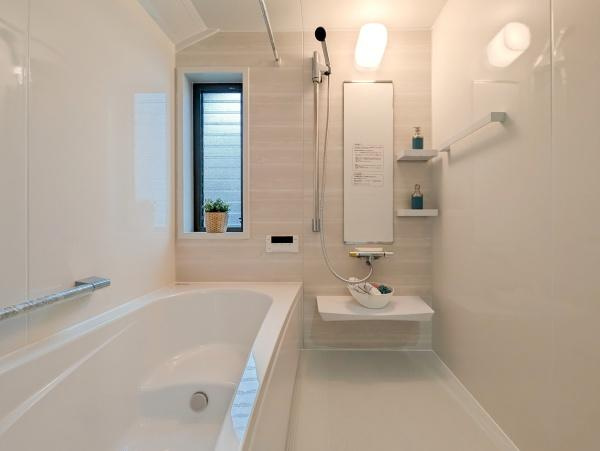 横浜市金沢区富岡西３丁目の中古一戸建の浴室|窓付きの浴室です。
このバスルームで一日の疲れを癒してください！