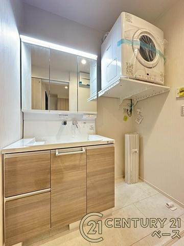 大和郡山市野垣内町 ／新築一戸建の独立洗面台|■現地撮影写真■三面鏡タイプのミラーキャビネット！収納スペースも豊富です！