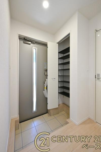 クレイドルガーデン中山町 １号棟 ／新築一戸建の内観：施工例|■玄関には大容量収納スペースを完備！■