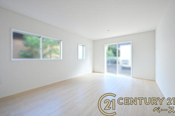 クレイドルガーデン中山町 １号棟 ／新築一戸建の居間・リビング|■現地撮影写真■大きな窓から柔らかい光が入り込む明るいリビングです！