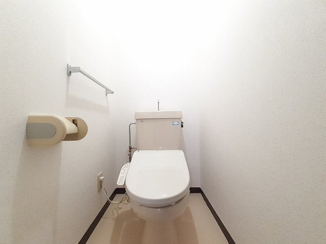 ビューレンゲＢのトイレ|ゆったりとした空間のトイレです