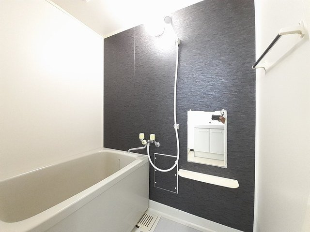 ビューレンゲＢの浴室|日々の疲れを癒すお風呂付です