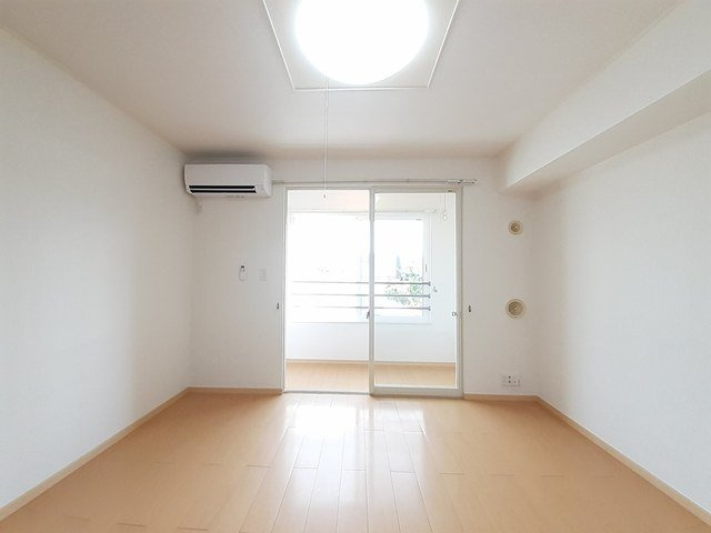 クロワールベルＡの居間・リビング|こちらのリビングで趣味の時間をお楽しみください