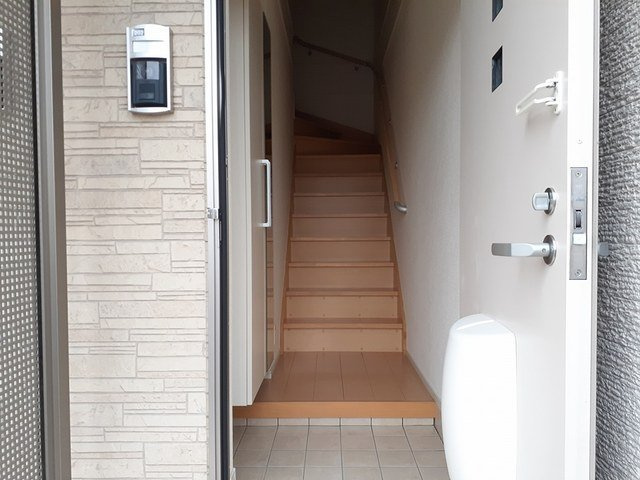 サン・ルルドⅡの玄関|明るい玄関です