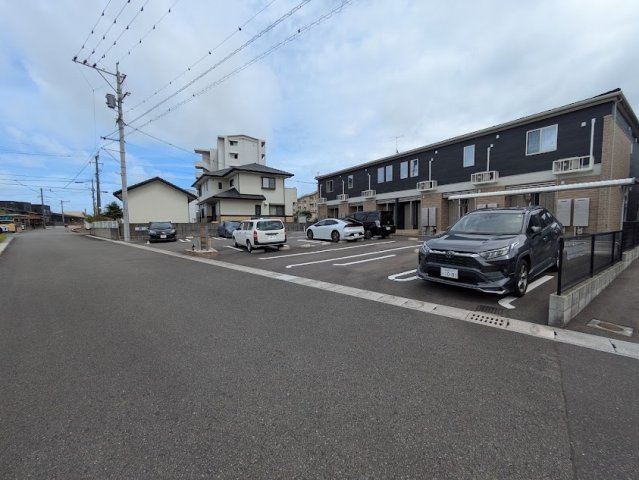 アルモニー　ヤマトの駐車場