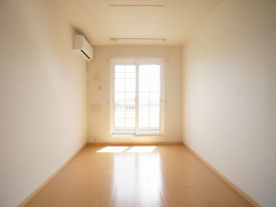 【居間・リビング】 | プレーザントハウスＦ | 快適に過ごせるエアコンが付いています♪