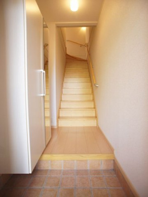 【玄関】 | プレーザントハウスＦ | 1階玄関！たくさん収納できるシューズボックスが付いています♪