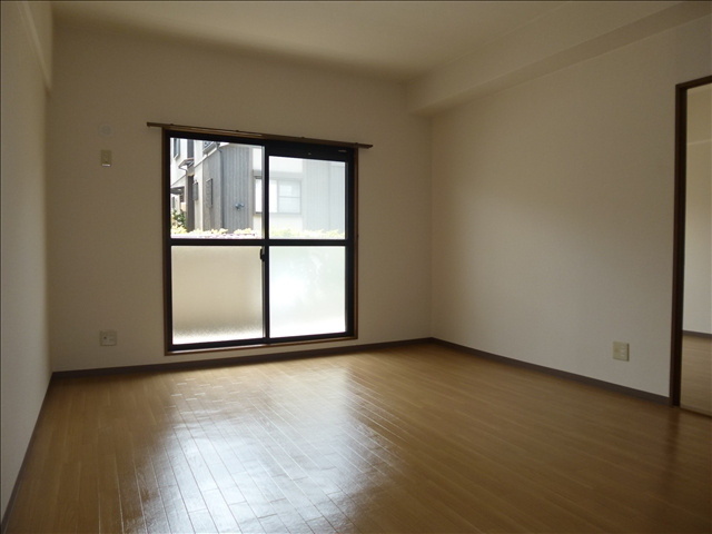 レージュグリーンの洋室