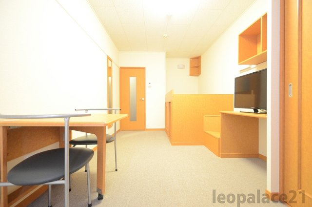 レオパレスレユール大和の居間・リビング|収納付きハイベッドなどの家具付き。