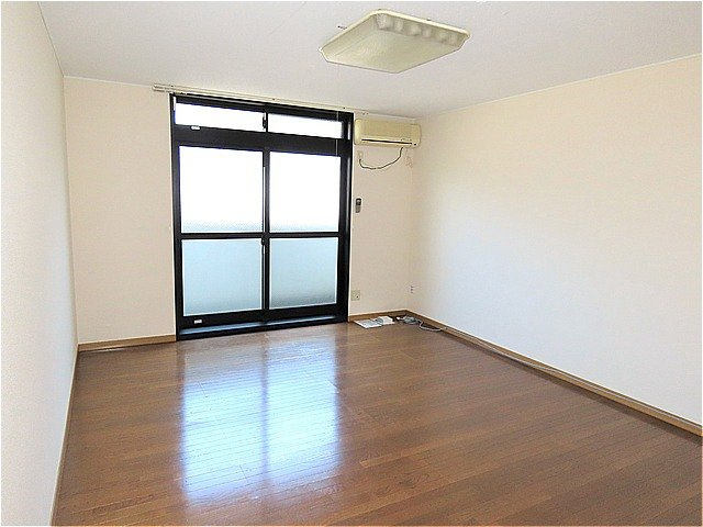 レオパレスコンフォールの居間・リビング|家具家電の付いていないお部屋です