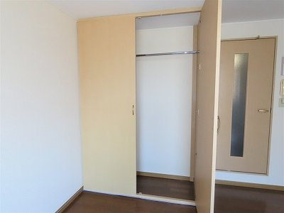 レオパレスコンフォールの内装|居間に大きい収納スペースがあります