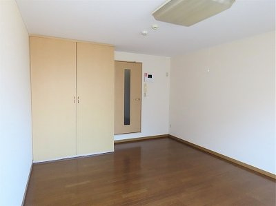 レオパレスコンフォールの寝室|フローリングのお部屋です