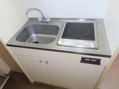レオパレスコンフォールのキッチン|1口の電気コンロまたはIHコンロとなります