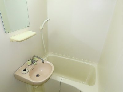 レオパレスコンフォールの浴室|洗面台とユニット式のお風呂です