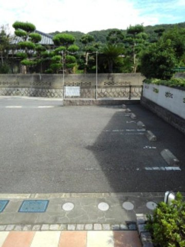 ブルーガーデニアの駐車場