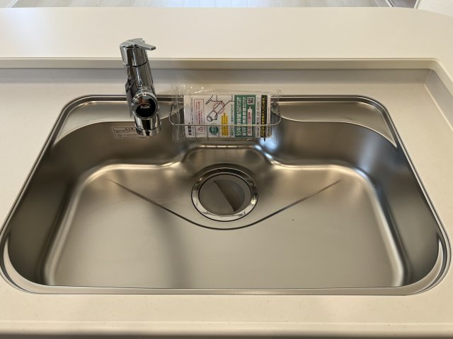 高浜市呉竹町第4　全2棟<1号棟>のキッチン|浄水器一体型水栓付きで、すっきりとしたシンクです。