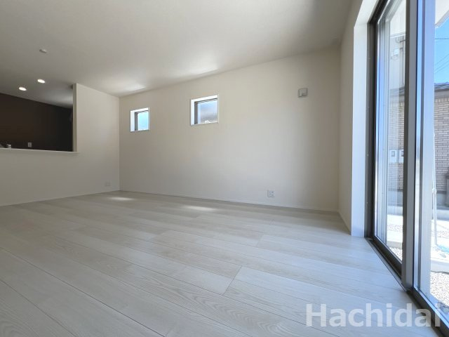 高浜市呉竹町第4　全2棟<1号棟>の居間・リビング|掃き出し窓の開放感が心地よい16.0帖のLDK。
どこにいても陽差しが感じられる居心地の良い空間です。