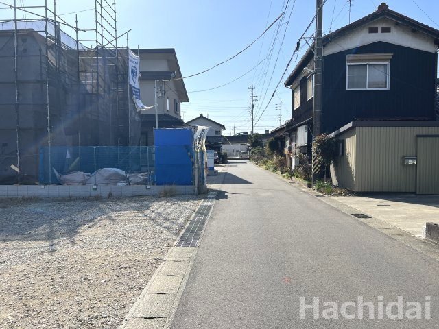 高浜市呉竹町第4　全2棟<1号棟>の前面道路含む現地写真