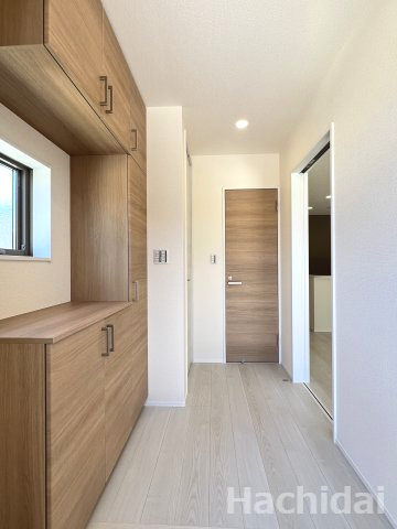 高浜市呉竹町第4　全2棟<1号棟>の玄関|優しいカラーの建具と調和し、温かみのある雰囲気を感じることができる玄関ホールです。