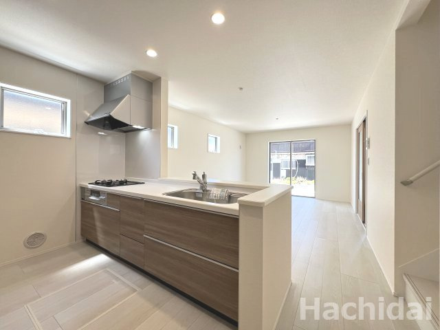 高浜市呉竹町第4　全2棟<1号棟>のキッチン|リビングで遊ぶお子様を見守りながらお料理ができる人気のカウンターキッチンです