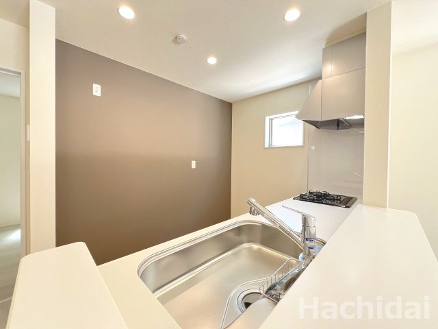 高浜市呉竹町第4　全2棟<1号棟>のキッチン|キッチン背面の1面にアクセントクロスを施し、スタイリッシュな印象です
