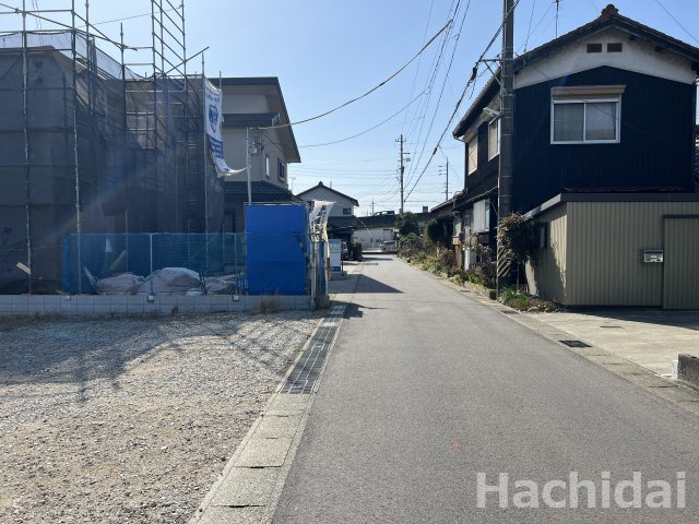 高浜市呉竹町第4　全2棟<2号棟>の前面道路含む現地写真