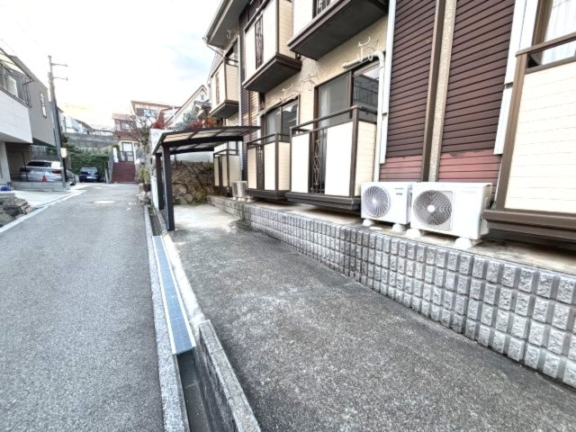 コスモハイツ高尾の駐車場