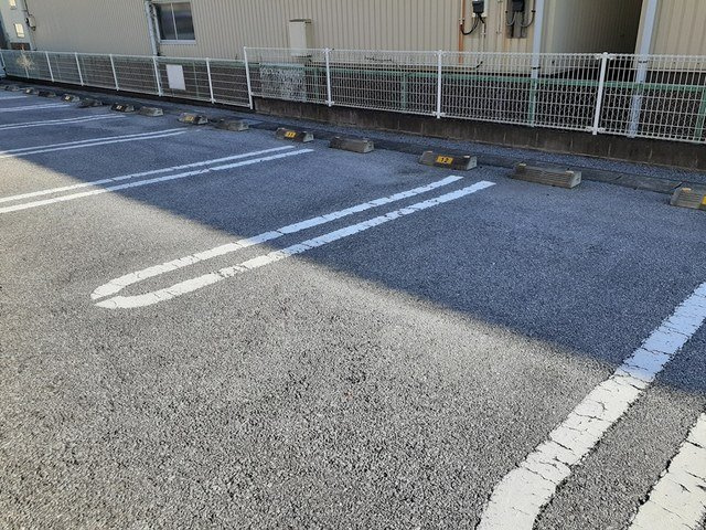 アスカ　Ｅの駐車場