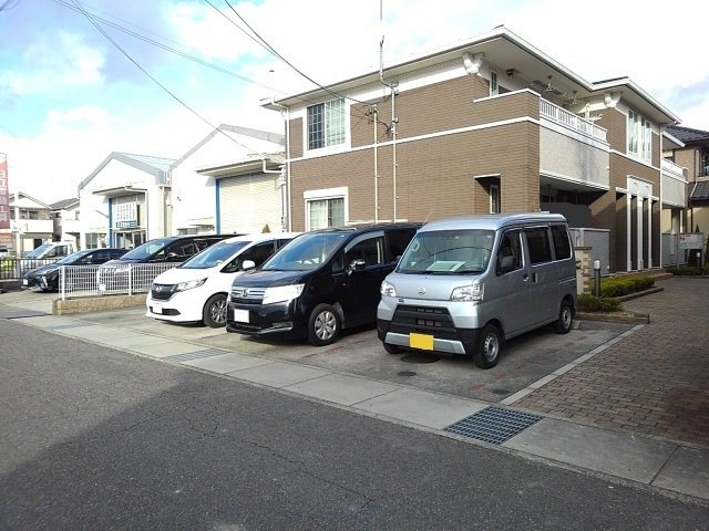 クレメントの駐車場