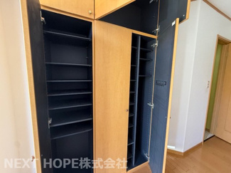【玄関】 | 川西市清和台東4丁目中古戸建 | 広い玄関には大きなシューズBOXが設けられております♪ご家族のたくさんの靴もスッキリ収納できます！！