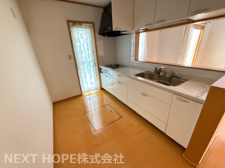 【キッチン】 | 川西市清和台東4丁目中古戸建 | 対面式システムキッチンです♪お料理を作りながらリビングのご家族との楽しい会話が弾みますね(^^)