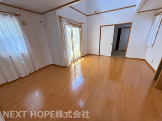 【居間・リビング】 | 川西市清和台東4丁目中古戸建 | LDKは約17帖です♪上部には吹き抜けがあり、たいへん明るく広く感じられます！！ぜひ現地でご確認ください！！