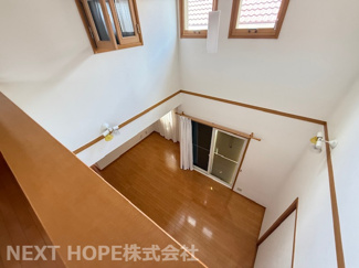 【内装】 | 川西市清和台東4丁目中古戸建 | リビングの上部は吹き抜けになっております♪たいへん開放的で素敵な空間です！！